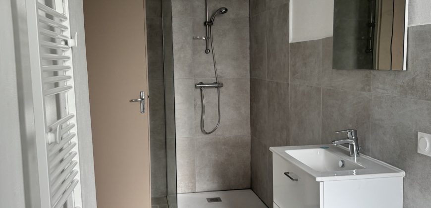 Réf : G553-A01,Appartement T1 Bis avec balcon,07100