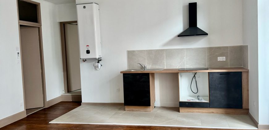 Réf : G553-A01,Appartement T1 Bis avec balcon,07100