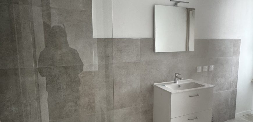 Réf : G553-A01,Appartement T1 Bis avec balcon,07100