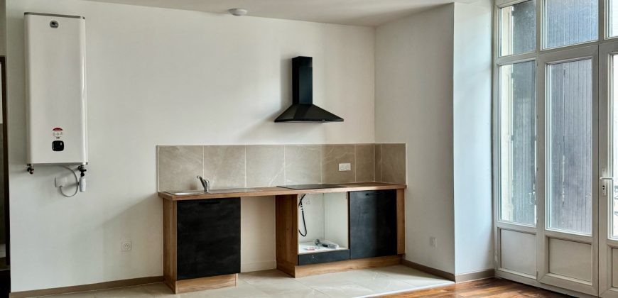 Réf : G553-A01,Appartement T1 Bis avec balcon,07100