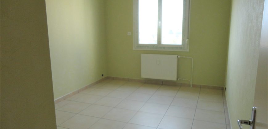Réf : G333,Appartement T4 à louer centre Saint Rambert d&rsquo;Albon loyer avec chauffage compris,26140