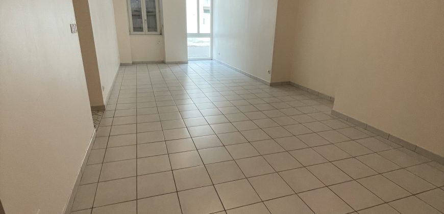 Réf : G251,Appartement T4,26210